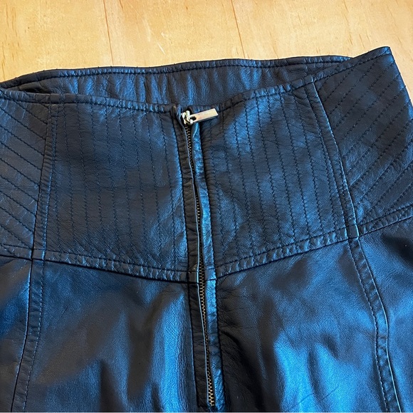 Beautiful Marciano black leather skirt - Picture 2 of 3